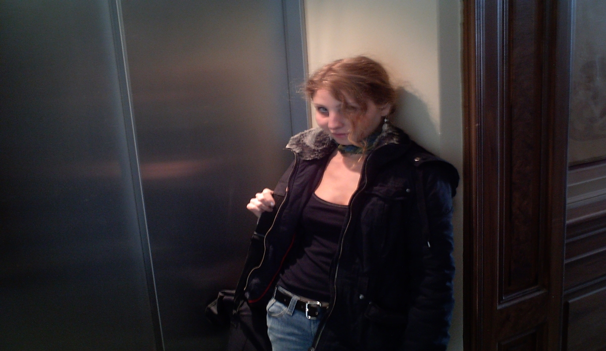 Bettina im Aufzug 